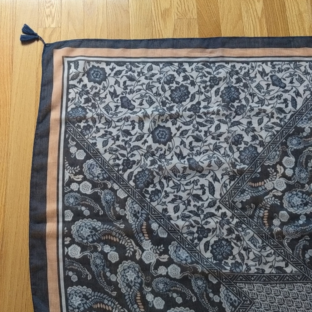 Women's scarf. - Picture 5 of 5